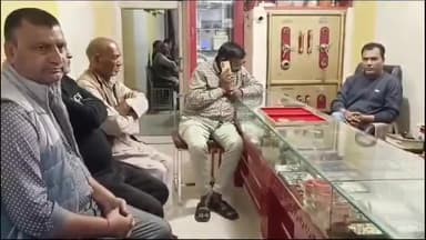 धनौरा: गजरौला बस्ती चौराहे पर दिनदहाड़े व्यापारी के पिता से सोने की चेन की ठगी का पुलिस ने किया खुलासा, व्यापारी संतुष्ट नहीं