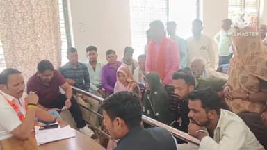 पिछोर: जन सेवा कार्यालय पर जनसुनवाई के दौरान क्षेत्रीय विधायक ने लोगों की समस्याओं का किया समाधान