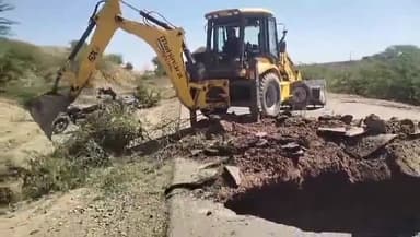 मांगरौल: अंता मांगरोल मुख्य सड़क मार्ग रकसपुरिया के पास धंसा, रोड धंसने से एक बड़ी दुर्घटना टली