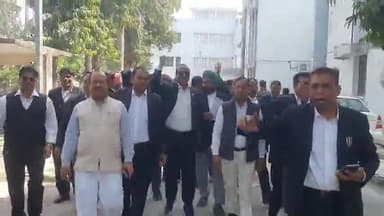 रामपुर: कचहरी परिसर में अधिवक्ताओं की चैंबर बचाओ हड़ताल 32 दिन से जारी, बार एसोसिएशन के अध्यक्ष ने दी जानकारी