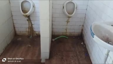 सिंगरौली: प्रधानमंत्री कॉलेज ऑफ एक्सीलेंस बैढ़न में सफाई व्यवस्था बदतर, वीडियो वायरल, छात्रों ने लगाए आरोप