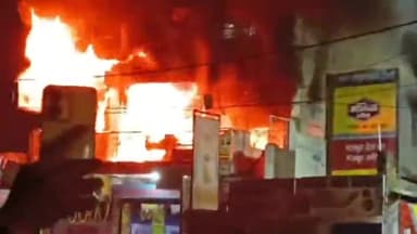 कांके: सदर थाना क्षेत्र के बूटी मोड़ पर एक दुकान में भीषण आग लगी