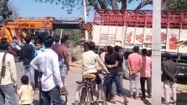 सिराथू: लाटपुर में गैस सिलेंडर से भरा ट्रक अनियंत्रित होकर नाई की दुकान में घुसा, 600 सिलेंडर लदे थे, हादसा टला