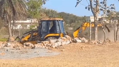 हज़ारीबाग: सदर अंचलाधिकारी कुमार मयंक भूषण के नेतृत्व में अतिक्रमण हटाया गया, सरकारी भूमि हुई मुक्त