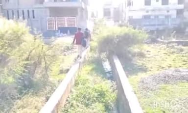 सिंगरौली: बैढन DAV स्कूल के बच्चे शॉर्टकट के चक्कर में नाली के ऊपर से स्कूल जा रहे हैं, बड़ा हादसा हो सकता है