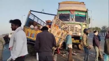 कोल: रोहिना सिंघपुर NH-34 पर पिकअप और कंटेनर के बीच हुई भीषण भिड़ंत, स्टेरिंग के बीच फंसकर पिकअप चालक हुआ घायल