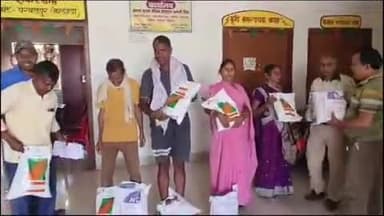 ई किसान भवन में किसानों को अनुदानित दर पर हाइब्रिड बीज वितरित किए जा रहे हैं