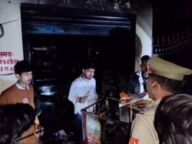 जौनपुर: कोठवार बाजार में दुकान में लगी आग, सारा सामान जलकर हुआ खाक