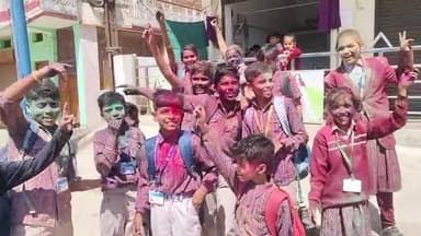होली पर्व आते ही बच्चो में दिखी खुशी एक दूसरे को अबीर गुलाल रंग लगाते दिखे स्कूली बच्चे !