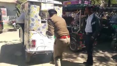 दमोह: शहर में यातायात व्यवस्था सुधार के लिए कलेक्टर और एसपी के निर्देश पर ऑटो और ई-ऑटो रिक्शा में पहचान के लिए लगाए गए स्टीकर