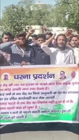 मेरठ: सपा के कार्यकर्ताओं ने जिला कलेक्ट्रेट पर साप्ताहिक बाजारों व नगर निगम के खिलाफ किया प्रदर्शन, जिलाधिकारी को दिया ज्ञापन