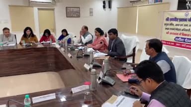 अमरोहा: प्रदेश के मुख्य सचिव ने कलेक्ट्रेट में ली बैठक, डीएम, सीडीओ सहित कई अधिकारी रहे मौजूद