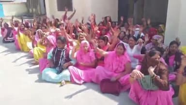 डुमरियागंज: बाल विकास परियोजना अधिकारी डुमरियागंज के खिलाफ आंगनबाड़ी कार्यकत्रियों ने धरना दिया, नायब तहसीलदार को सौंपा ज्ञापन