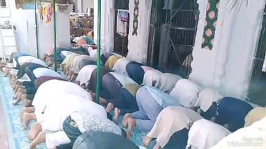 मिर्ज़ापुर: रमजान के पहले जुमा पर मस्जिदों में मुस्लिम बंधुओं ने पढ़ी नमाज, मस्जिदों के बाहर पुलिस तैनात रही