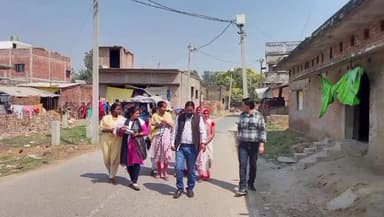 डुमरियागंज: सीएचसी सिरसिया के अधीक्षक ने भरवटिया मुस्तहकम में पहुंचकर आशा द्वारा किए गए हेड काउंट सर्वे का भौतिक सत्यापन किया