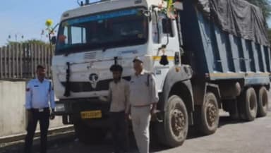सिंगरौली: यातायात पुलिस ने फ्लाई ऐश (राखड) से ओवरलोड ट्रक जब्त किया, न्यायालय भेजा
