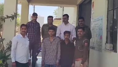 गिर्वा: गोवर्धनविलास पुलिस ने मोबाइल शॉप से नकदी व मोबाइल चोरी करने वाले 2 चोरों को किया गिरफ्तार, पीसी रिमांड पर लिया