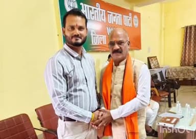 जगदलपुर: भाजयुमो जिला अध्यक्ष अविनाश श्रीवास्तव सहित भाजपा कार्यकर्ताओं ने नवनिर्वाचित नगर निगम जगदलपुर के सभापति को दी बधाई