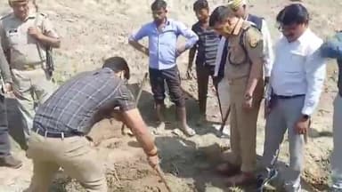 रामपुर: बकनोरी मार्ग पर नाहल नदी में जल संरक्षण के लिए डीएम और एसपी ने फावड़ा चलाकर नदी को पुनर्जीवित करने का काम शुरू किया