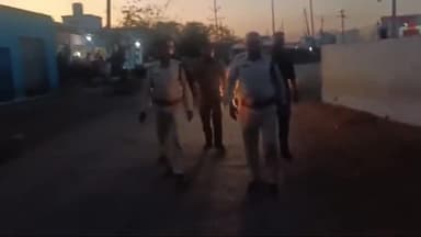 बडोनी: बसई पुलिस ने होली और ईद उल फितर को देखते हुए ग्राम बसई में फ्लैग मार्च निकाला