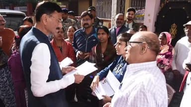 कांके: सांसद संजय सेठ ने रातु रोड स्थित आवास पर लोगों की समस्याएं सुनी