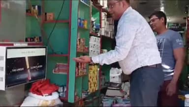 फैज़ाबाद: सहायक आयुक्त खाद्य ने टीम के साथ चौक के पान गली में पान मसाला के सबसे बड़े थोक व्यापारी के यहां मारा छापा