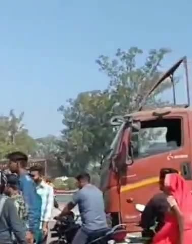 नरवल: महाराजपुर में कानपुर-प्रयागराज नेशनल हाईवे पर डीसीएम ने बाइक में मारी टक्कर, बाइक सवार गंभीर रूप से घायल