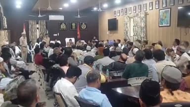 रामपुर: त्योहारों के मौके पर पुलिस लाइन में डीएम और एसपी ने सभी धर्म गुरुओं के साथ गोष्ठी की, अफसरों व धर्मगुरुओं को दिए निर्देश