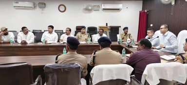 चंदौली: डीएम और एसपी की अध्यक्षता में पुलिस लाइन सभागार में पीस कमेटी की बैठक आयोजित की गई