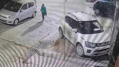 झांसी: सिलवटगंज कॉलोनी में एक महिला रात दो बजे घूमती हुई नजर आई, वीडियो हुआ वायरल