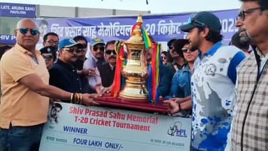 लोहरदगा: बीएस कॉलेज स्टेडियम में JSCA ने T-20 टूर्नामेंट की ट्रॉफी जीती, सुरेश रैना और हरभजन सिंह रहे मौजूद