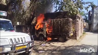 मिर्ज़ापुर: शहर कोतवाली थाना क्षेत्र के सिविल लाइन स्थित घोड़े सहिद मजार के पास खड़ी मैजिक गाड़ी में लगी आग मचा हड़कंप