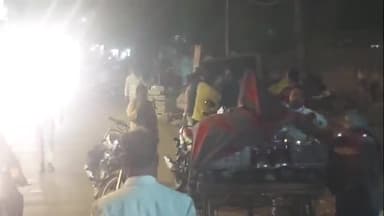 झांसी: रेलवे स्टेशन रोड पर दो लोगों के बीच हुआ विवाद, फिर हुई मारपीट का वीडियो वायरल