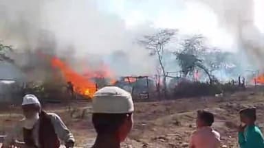 कालपी: ग्राम चतेला में अज्ञात कारणों से बस्ती में लगी भीषण आग, आधा दर्जन घर, पालतू पशु और मुर्गी फार्म व बाइक जलकर हुई राख