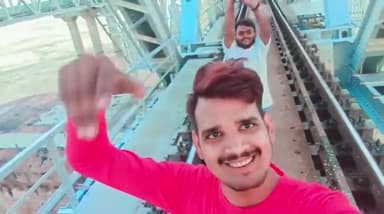 कालपी: कालपी में रेलवे ट्रैक पर जान जोखिम में डालकर रील बना रहे युवकों का वीडियो हुआ वायरल, पुलिस जांच में जुटी