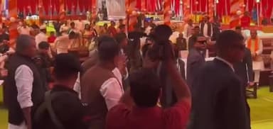 पटना ग्रामीण: पटना में आयोजित होली मिलन समारोह के दौरान सीएम नीतीश कुमार छूने लगे पूर्व केंद्रीय मंत्री रविशंकर प्रसाद के पैर