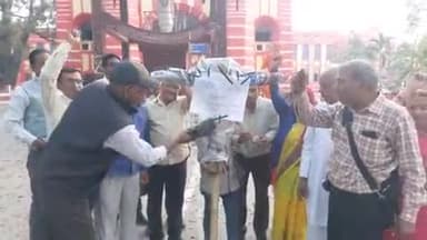 मुशहरी: लंगट सिंह कॉलेज में वित्त रहित शिक्षकों और कर्मचारियों ने मंत्री विजय चौधरी का फूंका पुतला