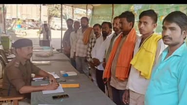 बक्सर: होली पर कानून व्यवस्था बनाए रखने के लिए एसपी के निर्देश पर जिले के विभिन्न थानों में गुंडा परेड का आयोजन किया गया