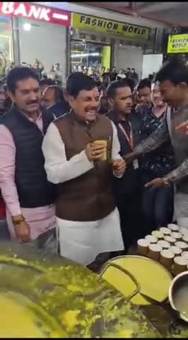 #मुख्यमंत्री डॉ #मोहन_यादव पहुंचे #इंदौर,प्रसिद्ध दूध का लिया आनंद