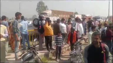 धनौरा: गजरौला में निर्मल फाइबर फैक्ट्री के सामने तेज रफ्तार बाइक और कार की भिड़ंत, मां-बेटा घायल, कार पलटी