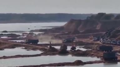 कालपी: हेमनपुरा खंड संख्या 2 में हैवीवेट पोकलैंड मशीनों और नदी में आधा दर्जन अस्थाई पुल बनाकर हो रहा मौरंग का अवैध खनन