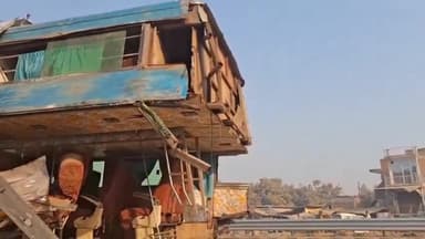 फैज़ाबाद: भेलसर के पास NH-27 पर पिलर से टकराकर पलटी बस, 32 घायलों में से 19 को दर्शन नगर मेडिकल कॉलेज में कराया गया भर्ती