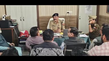 अमरोहा: होली और ईद को लेकर सीओ सिटी ने अमरोहा नगर कोतवाली में धर्म गुरुओं और संभ्रांत व्यक्तियों के साथ बैठक की