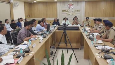 सिंगरौली: कलेक्ट्रेट सभाकक्ष में आयोजित बैठक में रीवा कमिश्नर ने त्योहारों पर क़ानून व्यवस्था व शांति बनाए रखने के दिए निर्देश