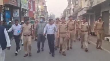 रामपुर: त्योहारों के मद्देनज़र जिलाधिकारी और पुलिस अधीक्षक ने पुलिस टीम के साथ भीड़भाड़ वाले इलाके में फ्लैग मार्च किया