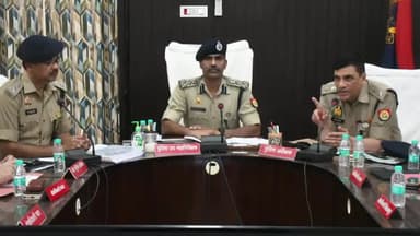 रामपुर: सोमवार को पुलिस लाइन सभागार में डीआईजी मुरादाबाद मुनिराज ने आगामी त्योहारों के संबंध में समीक्षा गोष्टी की