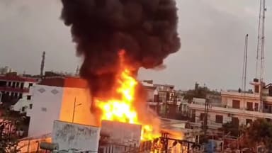 प्रयागराज: कालिंदीपुरम पावर हाउस में लगी भीषण आग, मौके पर पहुंची फायर ब्रिगेड ने आग पर पाया काबू