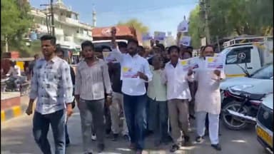 चूरू: युवा कांग्रेस के कार्यकर्ताओं ने ओवर ब्रिज प्रकरण को लेकर रेलवे स्टेशन के पास किया विरोध प्रदर्शन