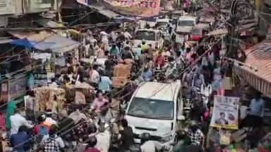 बक्सर: मुंडन संस्कार के कारण बक्सर शहर में लगा जाम, गाड़ियां रेंगती रहीं