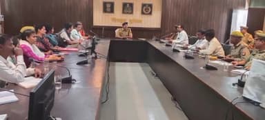 कर्वी: ASP की अध्यक्षता में राघव प्रेक्षागार पुलिस कार्यालय सोनेपुर में विशेष किशोर पुलिस इकाई की मासिक गोष्ठी आयोजित हुई